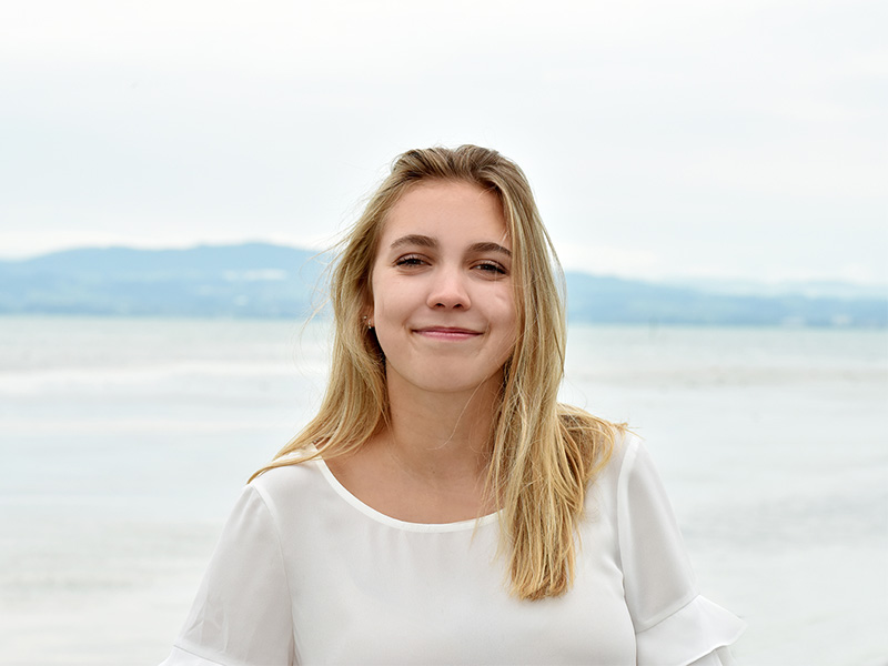 Jessica Schuff steht am Bodensee in einem weissen Shirt