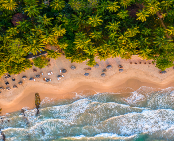 Gasse mit gepflastertem Weg, weißen Häusern und blauen Türen und Fenstern