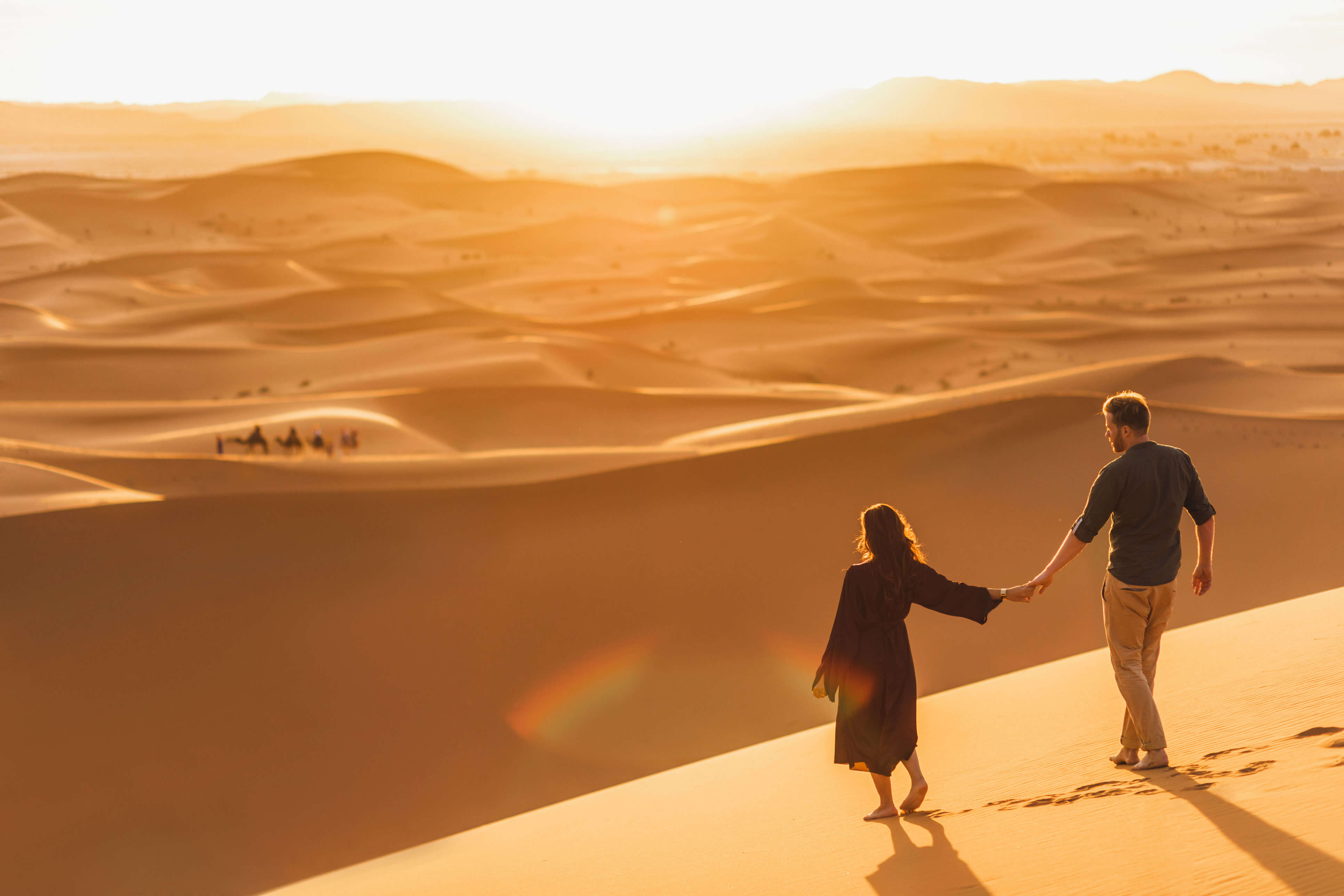 Dubai: Paar geht in der Wüste von Dubai spazieren.