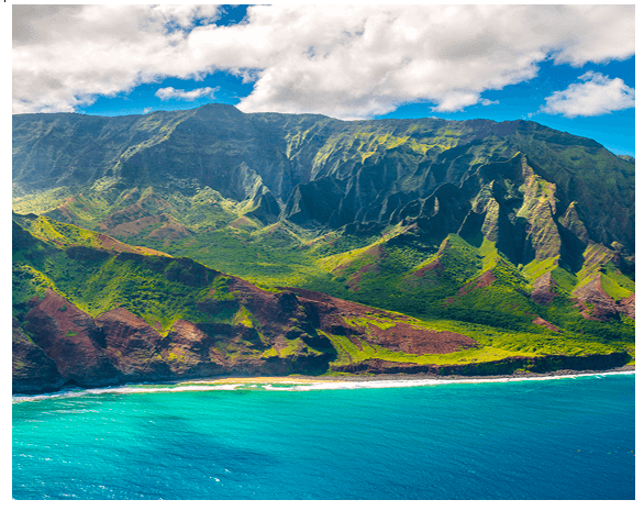 Gasse mit gepflastertem Weg, weißen Häusern und blauen Türen und Fenstern